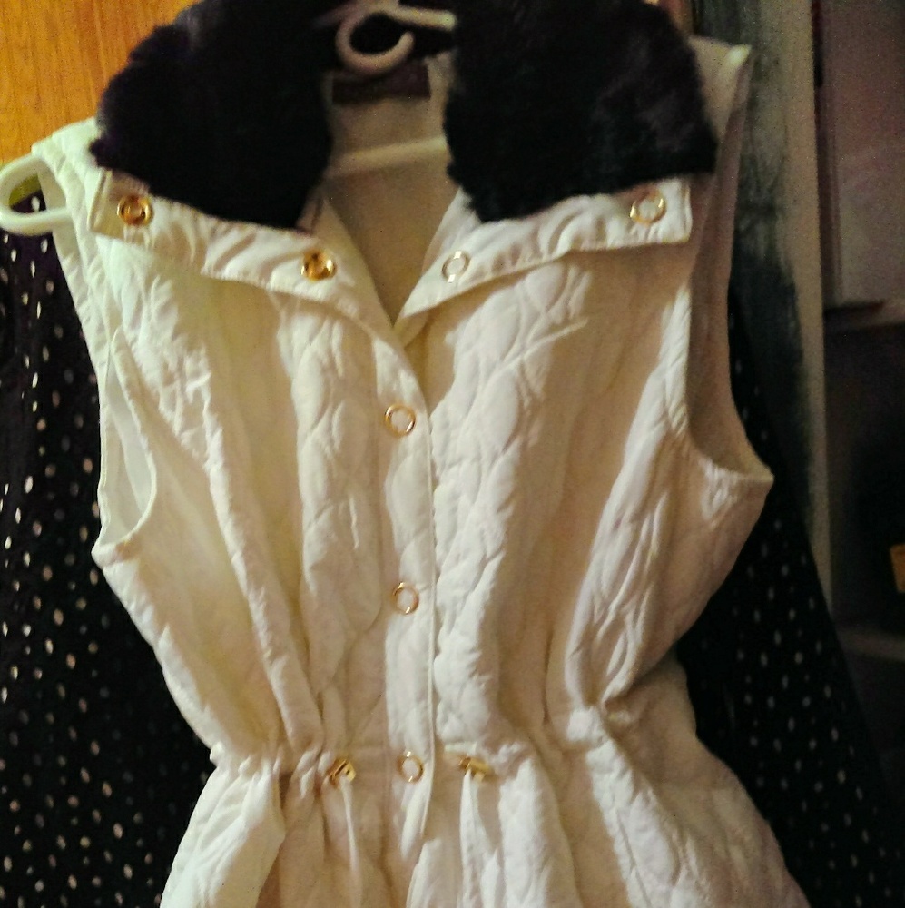 Casual Identity White quilted vest fur collar
